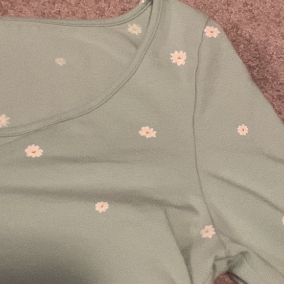 Very adorable notch neck bodysuit sage green with small white daisies - Picture 2 of 4